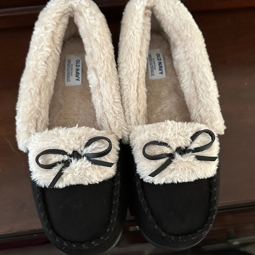 Old Navy Black Slippers with Cream Fuzzy Lining
